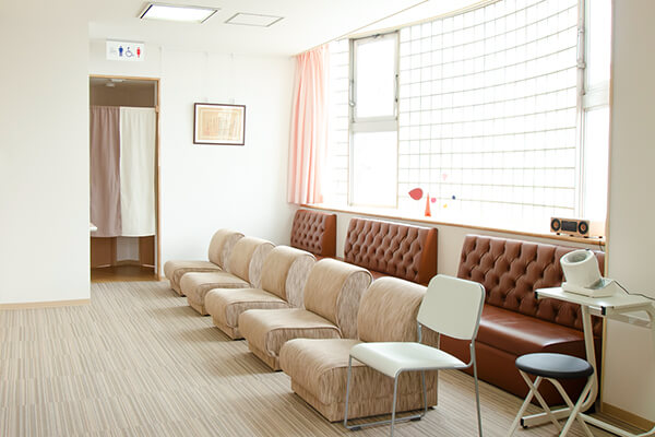 まるやま脳神経内科・糖尿病クリニックの待合室の写真。奥には院長の医師免許が飾ってある